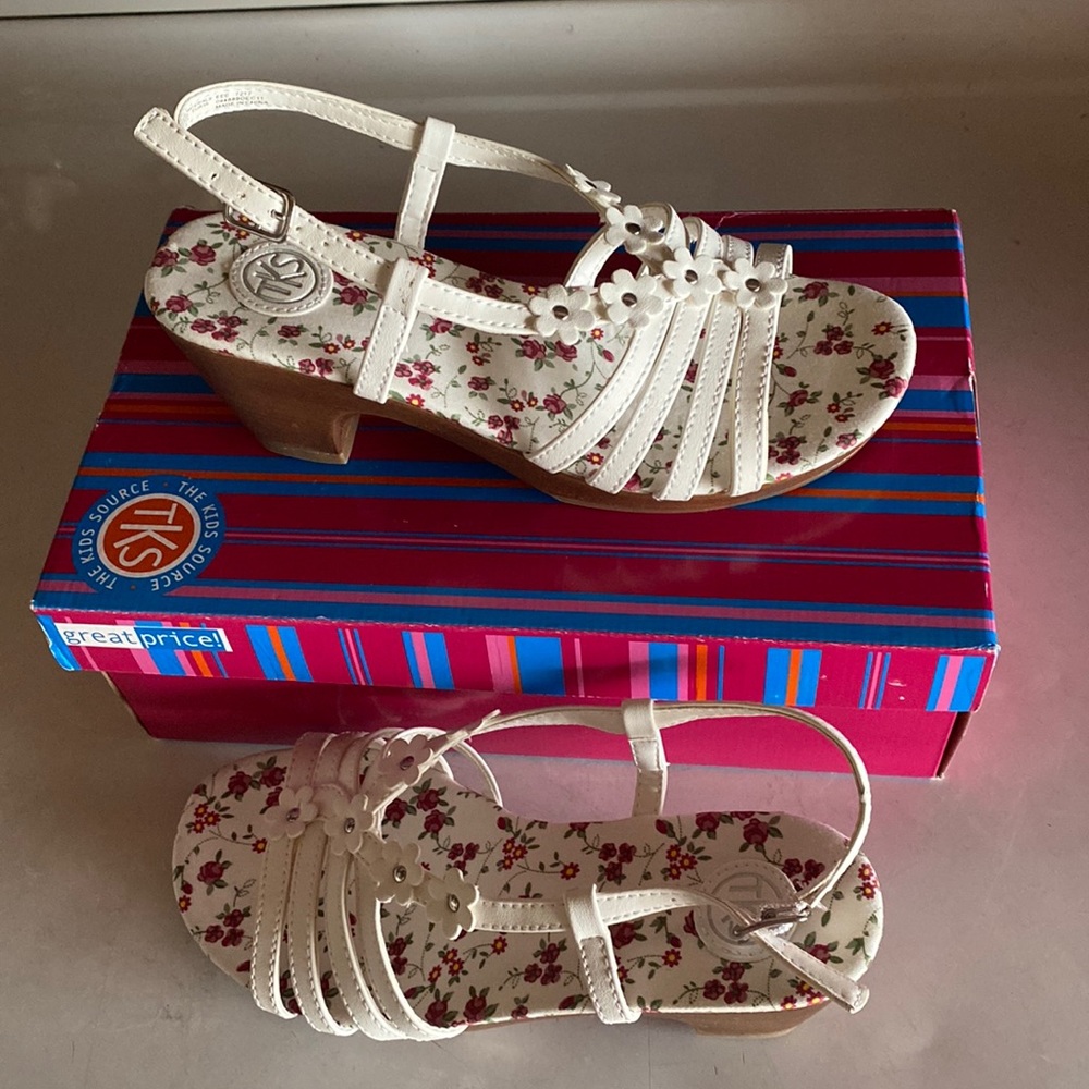 TKS - Cute White Sandals, w/ Flower Decorations